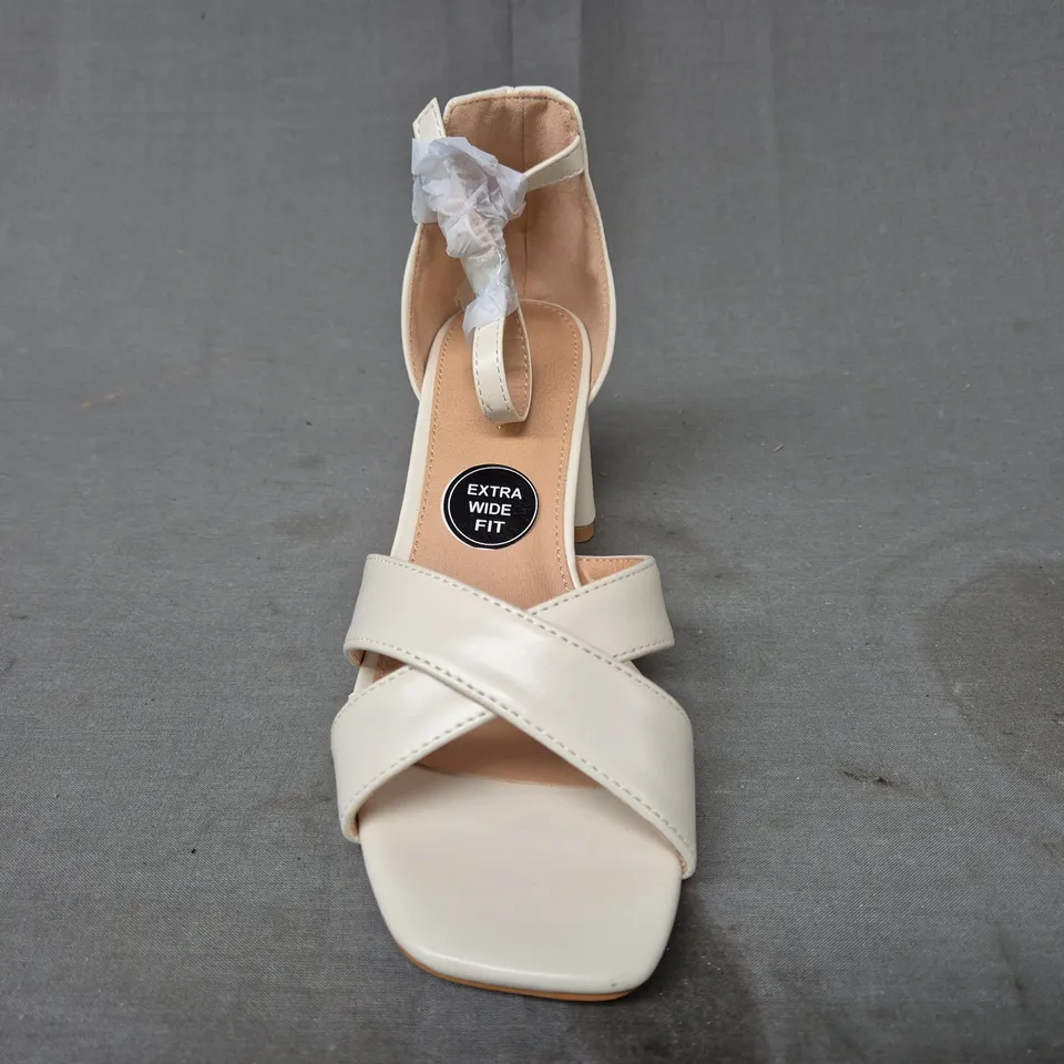 BOXED PAIR OF V BY VERY OPEN TOE BLOCK HEEL SANDALS IN WHITE SIZE 5