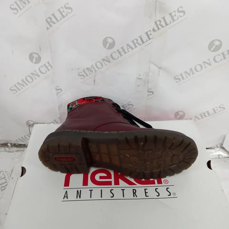 BOXED PAIR OF RIEKER RED INTEREST COLOUR BOOT SIZE 6 