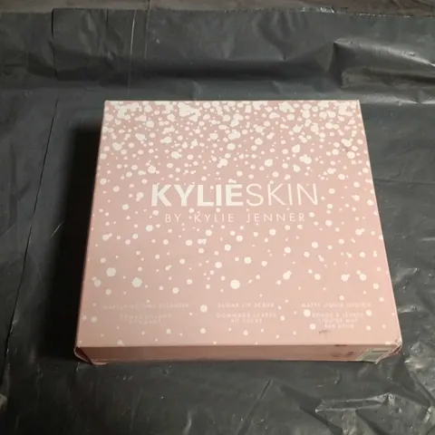 KYLIE SKIN BY KYLIE JENNER GENTLE CLEANSER – BOXED