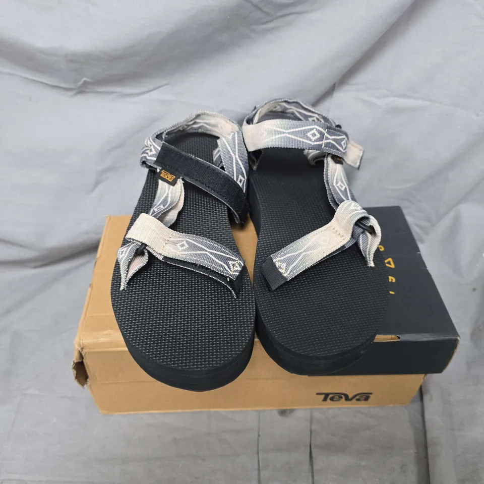 BOXED PAIR OF TEVA WOMENS PLATFORM UNIVERSAL SANDALS IN BLACK - UK 7