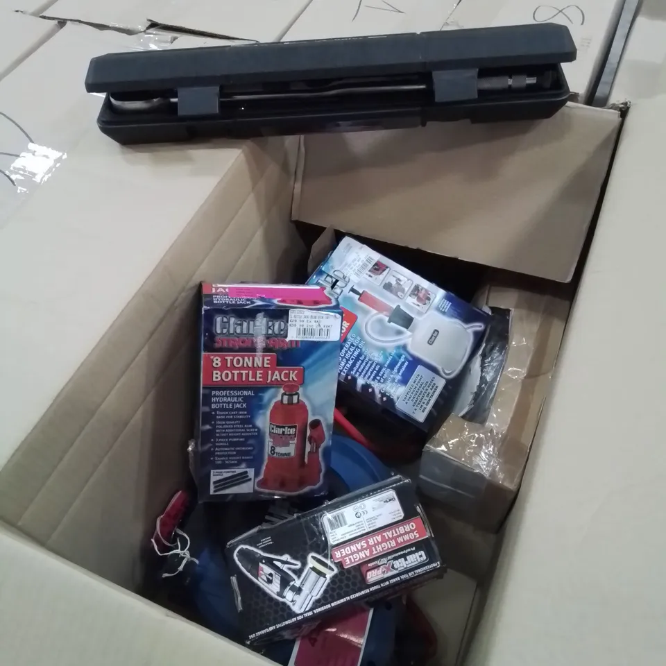 BOX OF MIXED TOOLS TO INCLUDE: 9M RETRACTABLE AIR HOSE REEL, 8 TONNE BOTTLE JACK, 1.5 LITRE OIL EXTRACTOR, 50MM RIGHT ANGLE ORBITAL SANDER ETC.