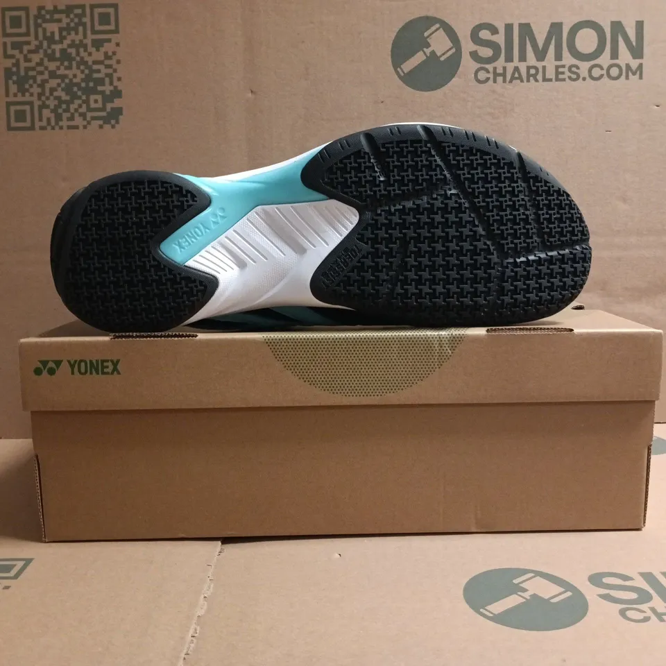 BOXED PAIR OF YONEX POWER CUSHION CASCADE ACCEL WIDE TRAINERS IN BLACK/ICE BLUE SIZE UK 11