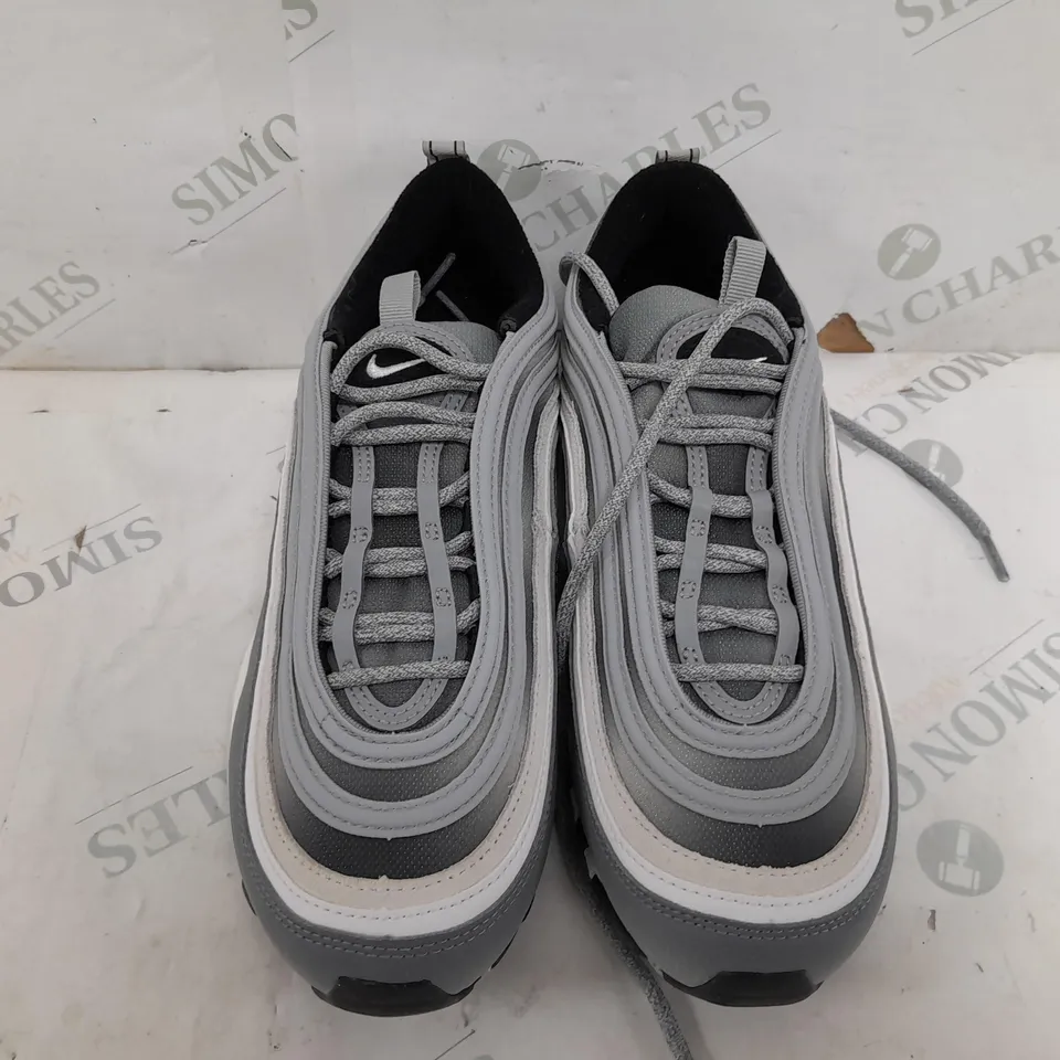 PAIR OF NIKE 97s IN GREY/WHITE - UK 7
