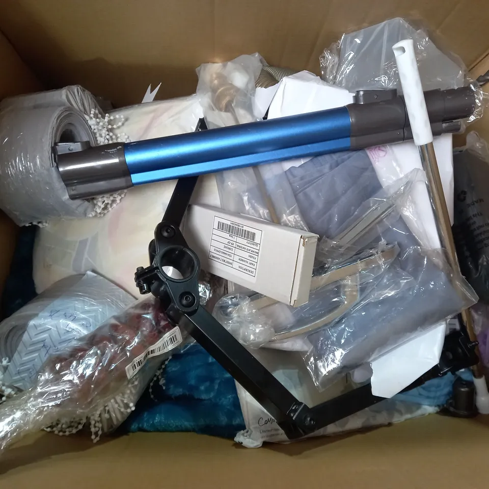 BOX OF APPROX. 15 HOUSEHOLD ITEMS TO INCLUDE SALT AND PEPPERS MILL - TURKISH TOWEL'S - COTTON / COLLECTION ONLY 