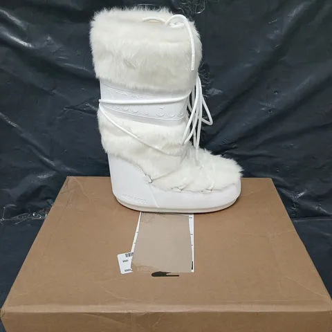 BOXED PAIR OF MOONBOOT WHITE FAUX FUR - US 3.5-6