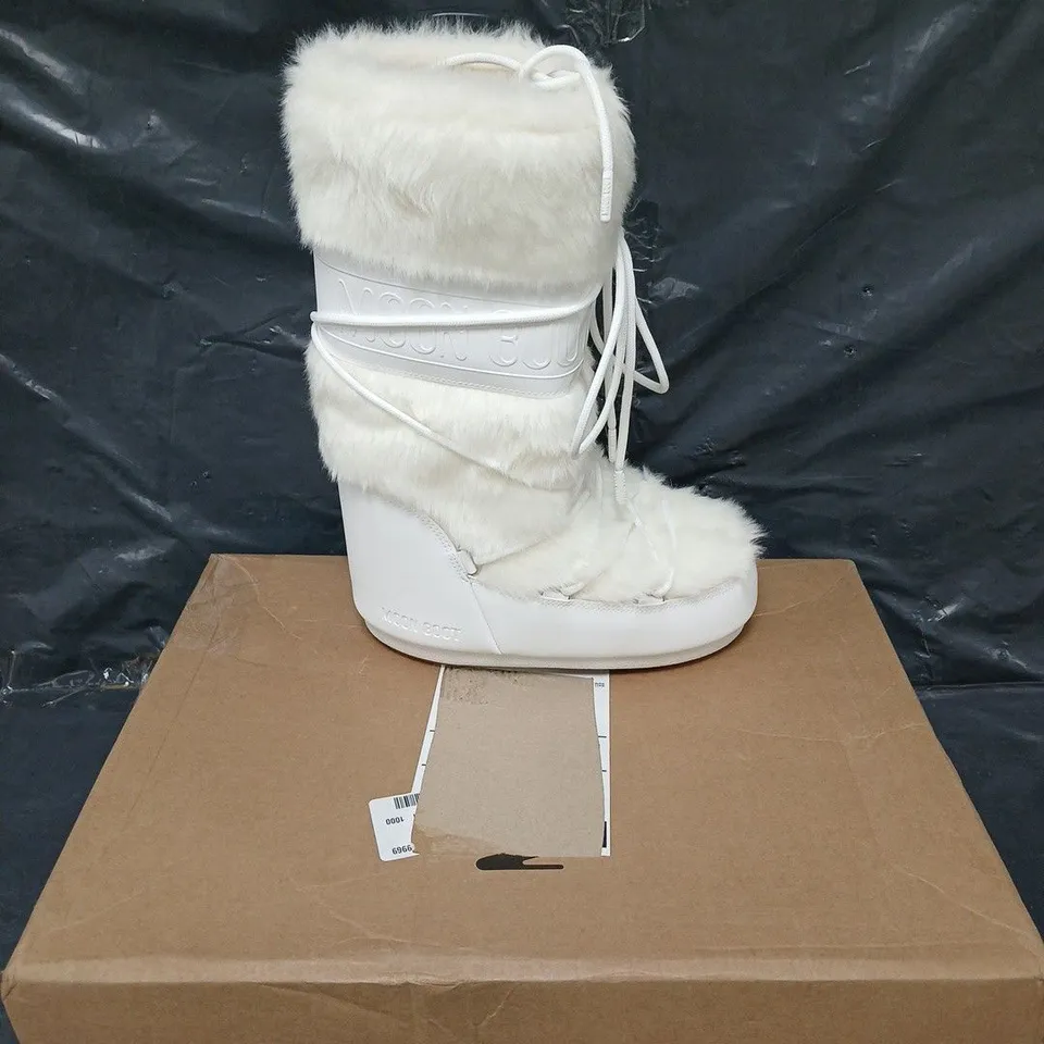 BOXED PAIR OF MOONBOOT WHITE FAUX FUR - US 3.5-6