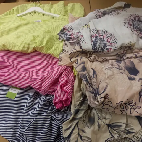BOX OF APPROX 6 ASSORTED ITEMS OF SUGAR CRISP CLOTHING IN VARIOUS SIZES AND STYLES