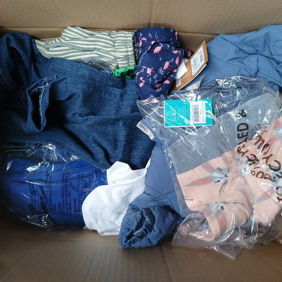 APPROXIMATELY 30 ASSORTED KIDS CLOTHING ITEMS IN VARIOUS STYLES, SIZES & COLOURS TO INCLUDE T-SHIRTS, ONESIE, JEANS, ETC