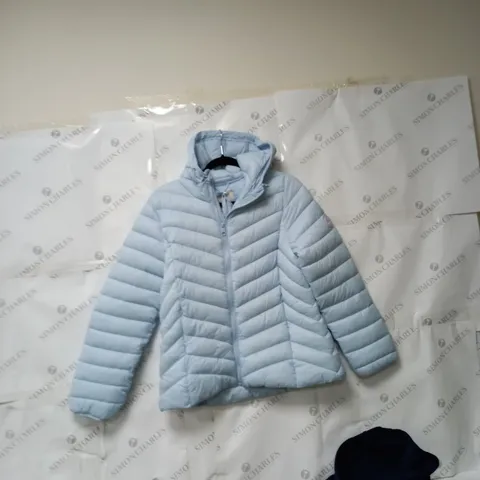 BOX OF ASSORTED CLOTHES APPROXIMATELY 10 TO INCLUDE JACKETS, JUMPERS, T-SHIRTS ETC