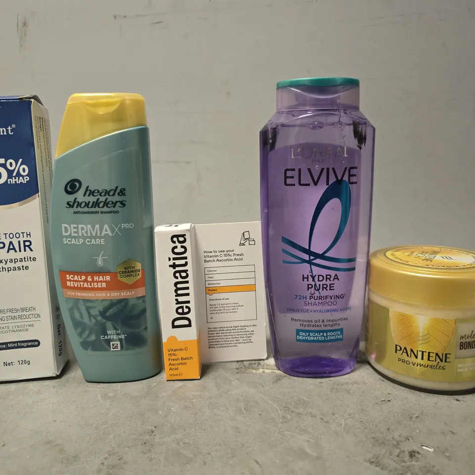 APPROXIMATELY 15 ASSORTED HEALTH & BEAUTY ITEMS TO INCLUDE - L'OREAL ELVIVE HYDRA PURE , HEAD & SHOULDERS DERNA , DERMATICA ETC