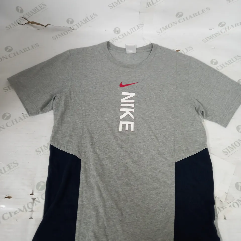 NIKE CASUAL T-SHIRT SIZE S 