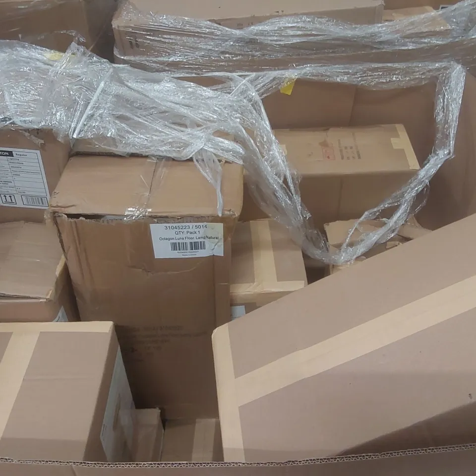PALLET CONTAINING A VERY LARGE QUANTITY OF ASSORTED DESIGNER LIGHTING PRODUCTS INCLUDING: HOLLYWOOD ARCH MIRROR, WALL LIGHT, SANDI TABLE LAMP ECT