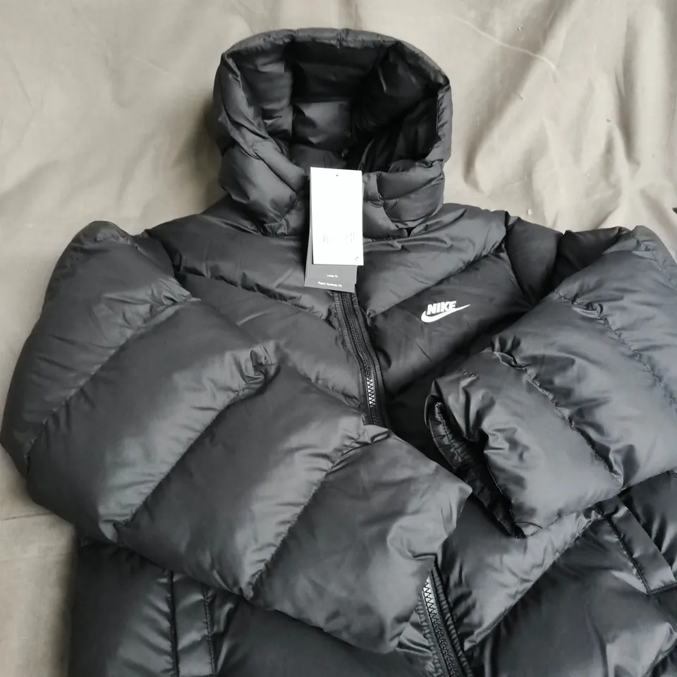 KIDS NIKE PUFFER COAT - SIZE M