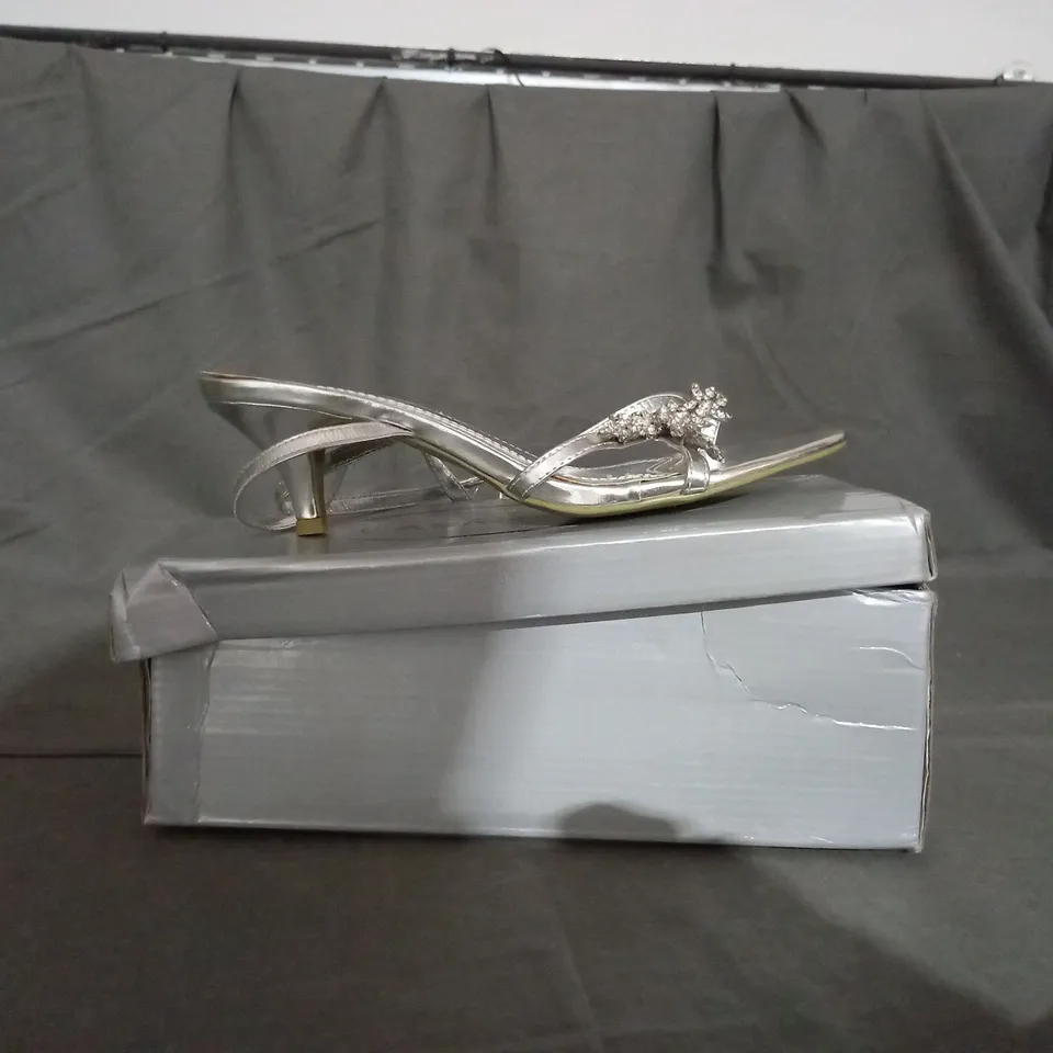 APPROXIMATELY 10 BOXED PAIRS OF CASANDRA SILVER SANDALS IN VARIOUS SIZES TO INCLUDE SIZE 5 