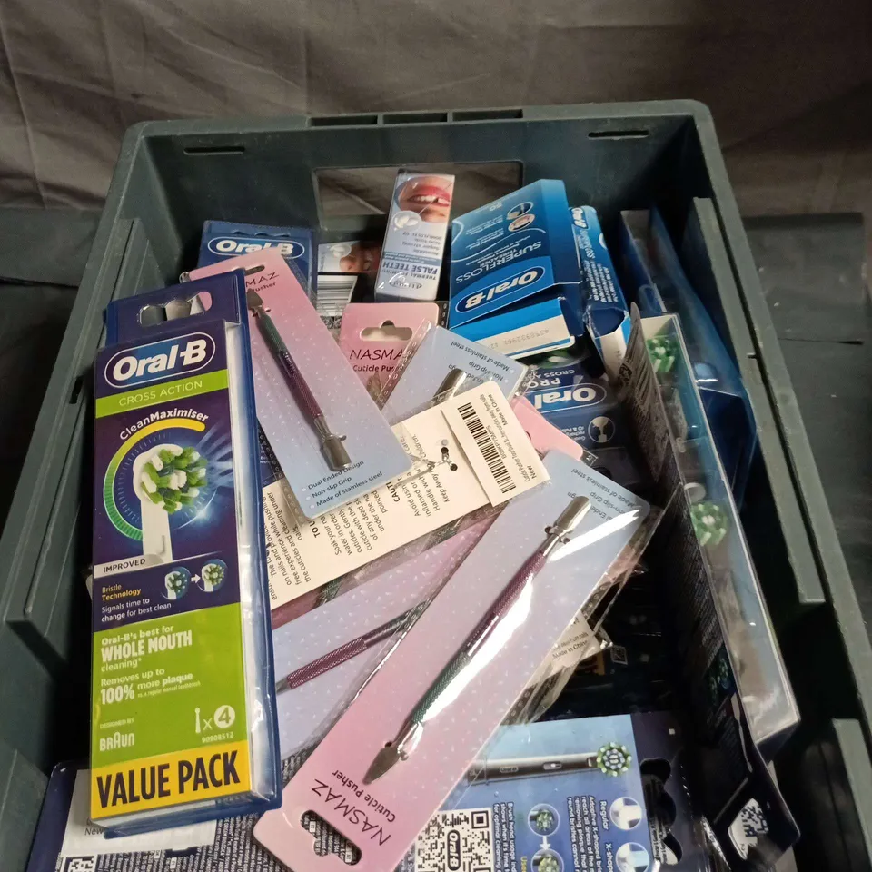 APPROXIMATELY 25 ASSORTED HEALTH & BEAUTY ITEMS INCLUDING NASMAZ CUTICLE PUSHER , ORAL B CROSS ACTION CLEAN MAXIMISER AND THERMAL FORMING FALSE TEETH 