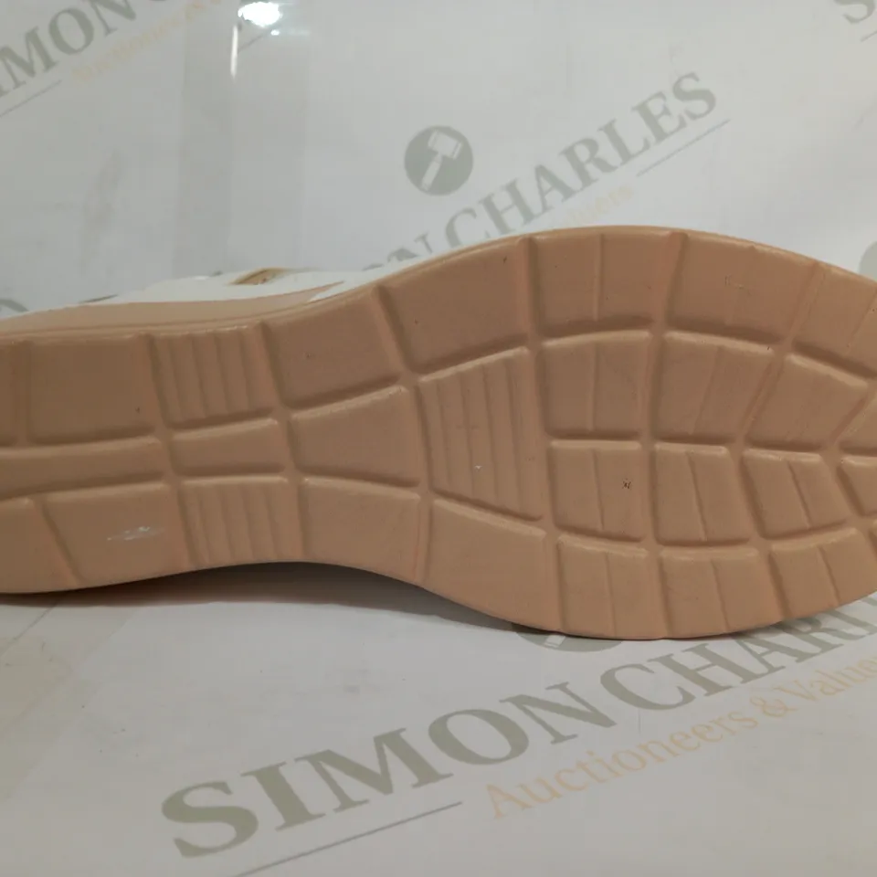 PAIR OF DESIGNER SHOES IN WHITE/METALLIC GOLD EU SIZE 37