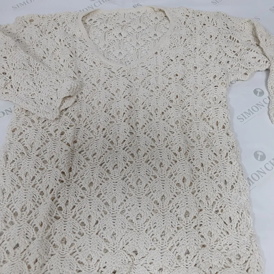 LOT OF APPROXIMATELY 20 CROCHET PULL JUMPERS IN CREAM - SIZE UNSPECIFIED 