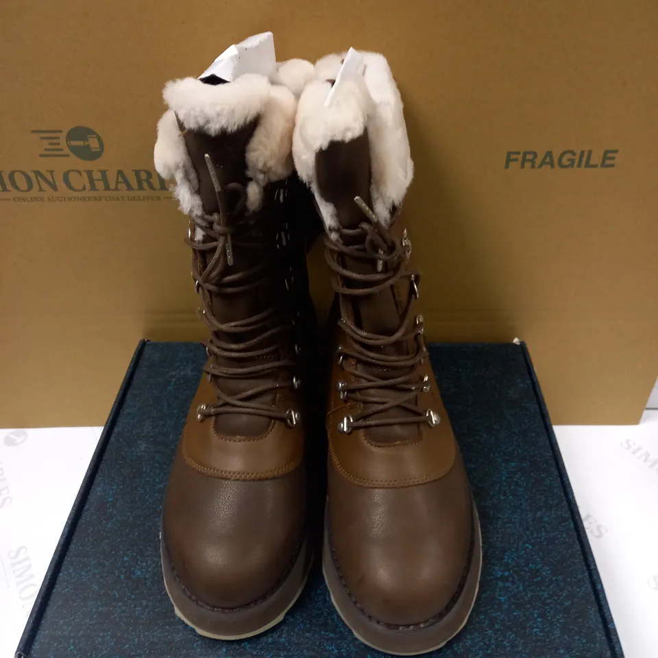 EMU COMORO LEATHER BOOT OAK - SIZE 9