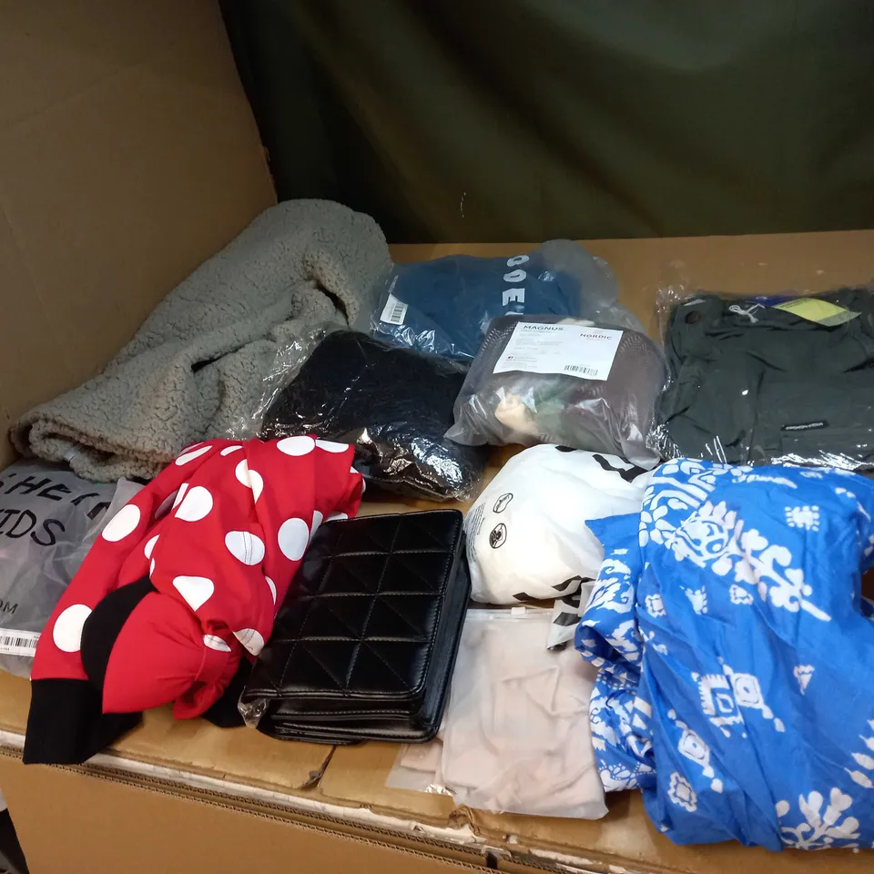 LOT OF APPROX 20 ASSORTED CLOTHING ITEMS TO INCLUDE JUMPERS, SOCKS AND T-SHIRTS