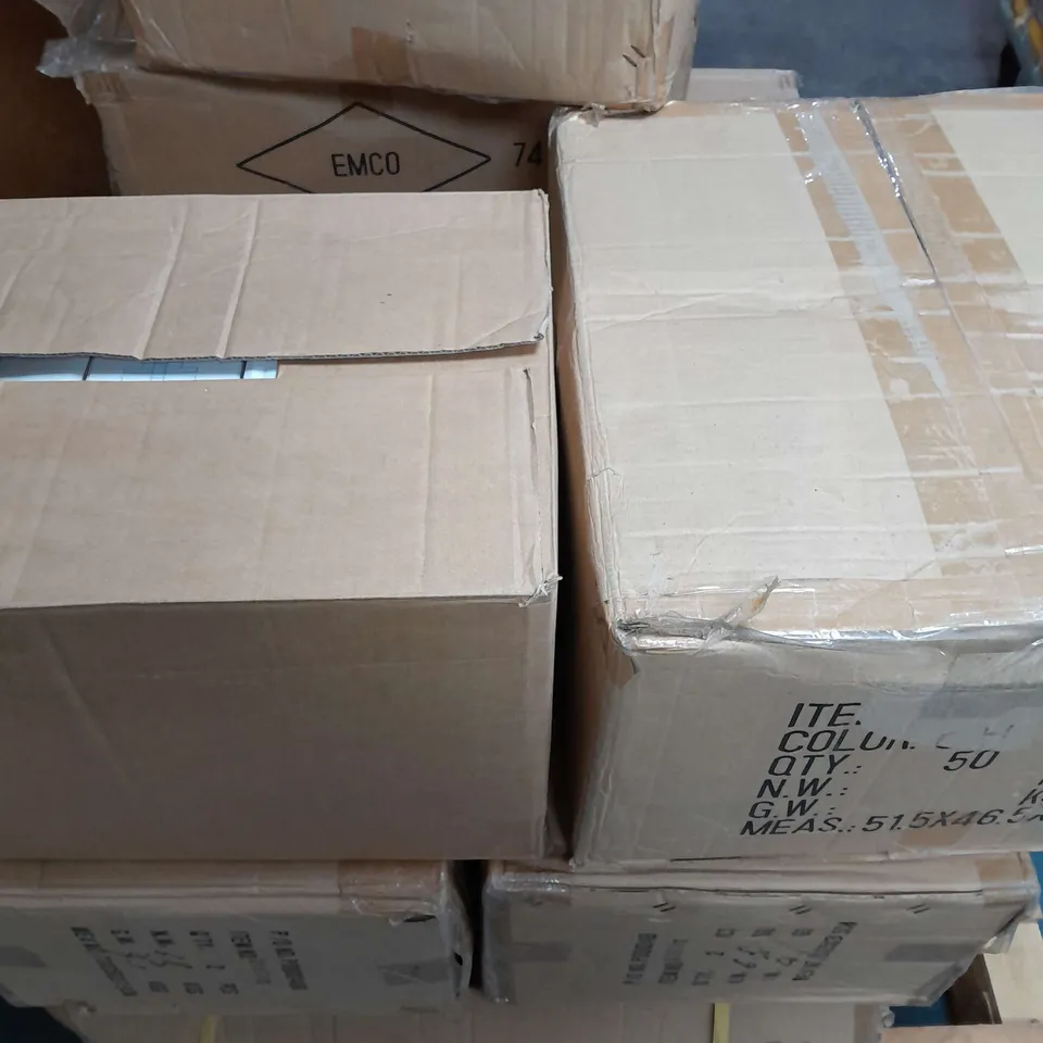 PALLET OF APPROXIMATELY 130 ASSORTED LIGHTING ITEMS TO INCLUDE - EMCOLITE DOWNLIGHTS PL405 , EMCOLITE DOWNLIGHTS GU1SFP , EMCOLITE STEEL DOWNLIGHT PL 405 ETC - COLLECTION ONLY