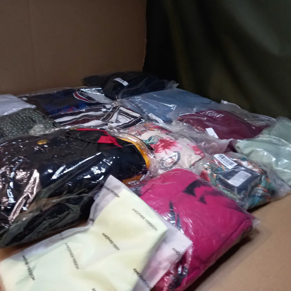 LOT OF APPROX 25 ASSORTED CLOTHING ITEMS VARYING IN SIZE/COLOUR/STYLE TO INCLUDE: TROUSERS, TOPS, DRESSES