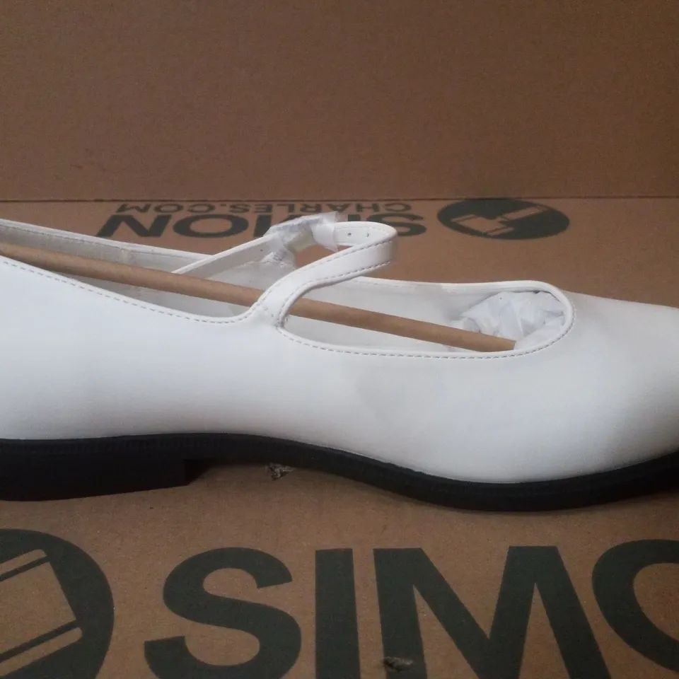 BOX CONTAINING APPROXIMATELY 9 PAIRS OF BRAND NEW SIMPLY BE ECRU BROOKE EX WIDE FLATS - SIZE 8