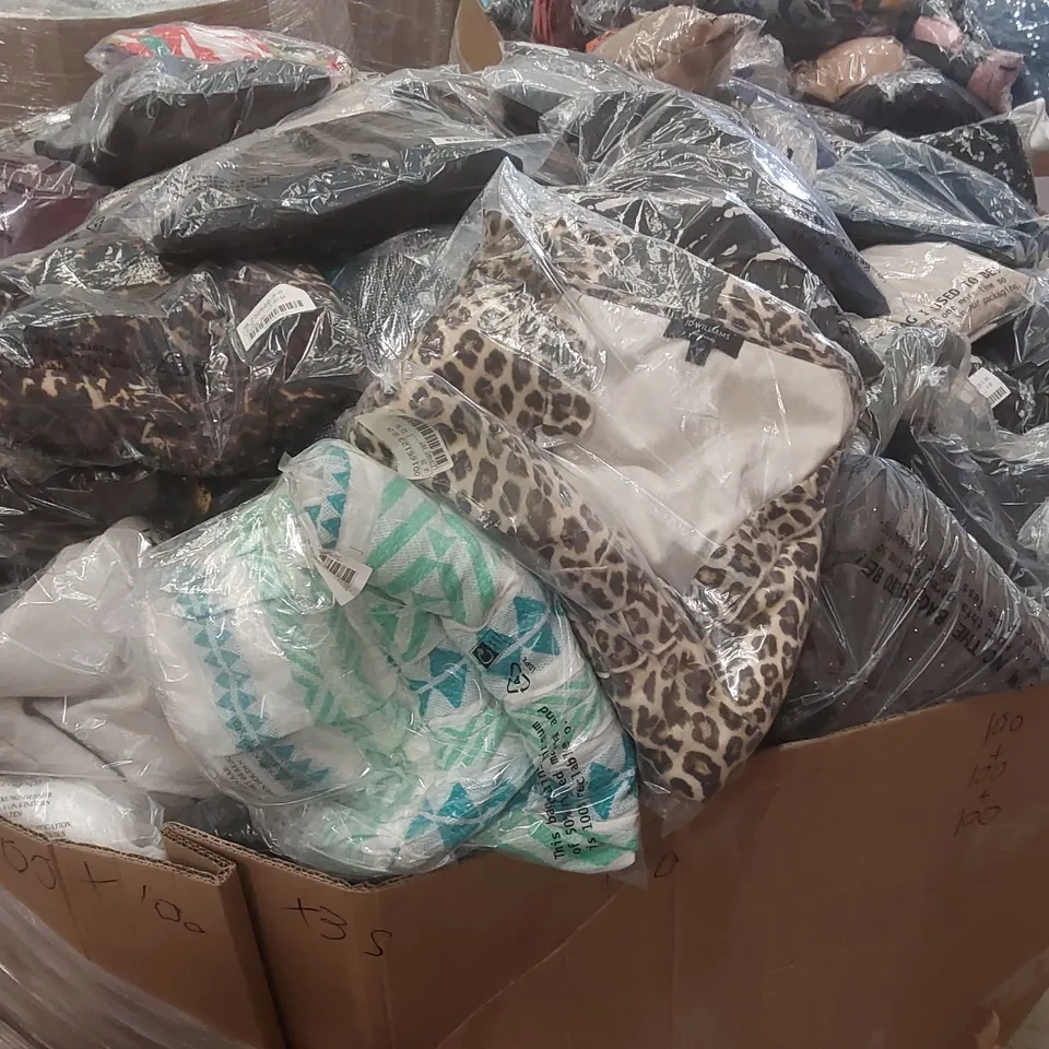 PALLET CONTAINING APPROXIMATELY 600x BRAND NEW ASSORTED DESIGNER CLOTHING ITEMS