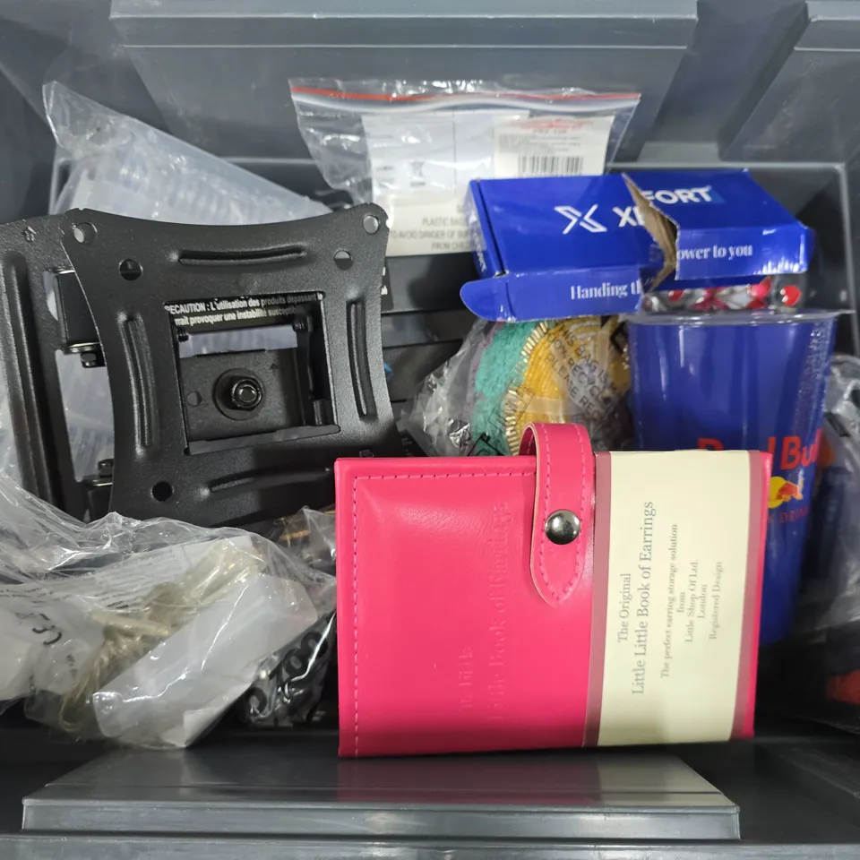 APPROXIMATELY 15 ASSORTED HOUSEHOLD ITEMS TO INCLUDE LITTLE BOOK OF EARRINGS, TV WALL MOUNT, OCEAN FRAGRANCE BAG, ETC