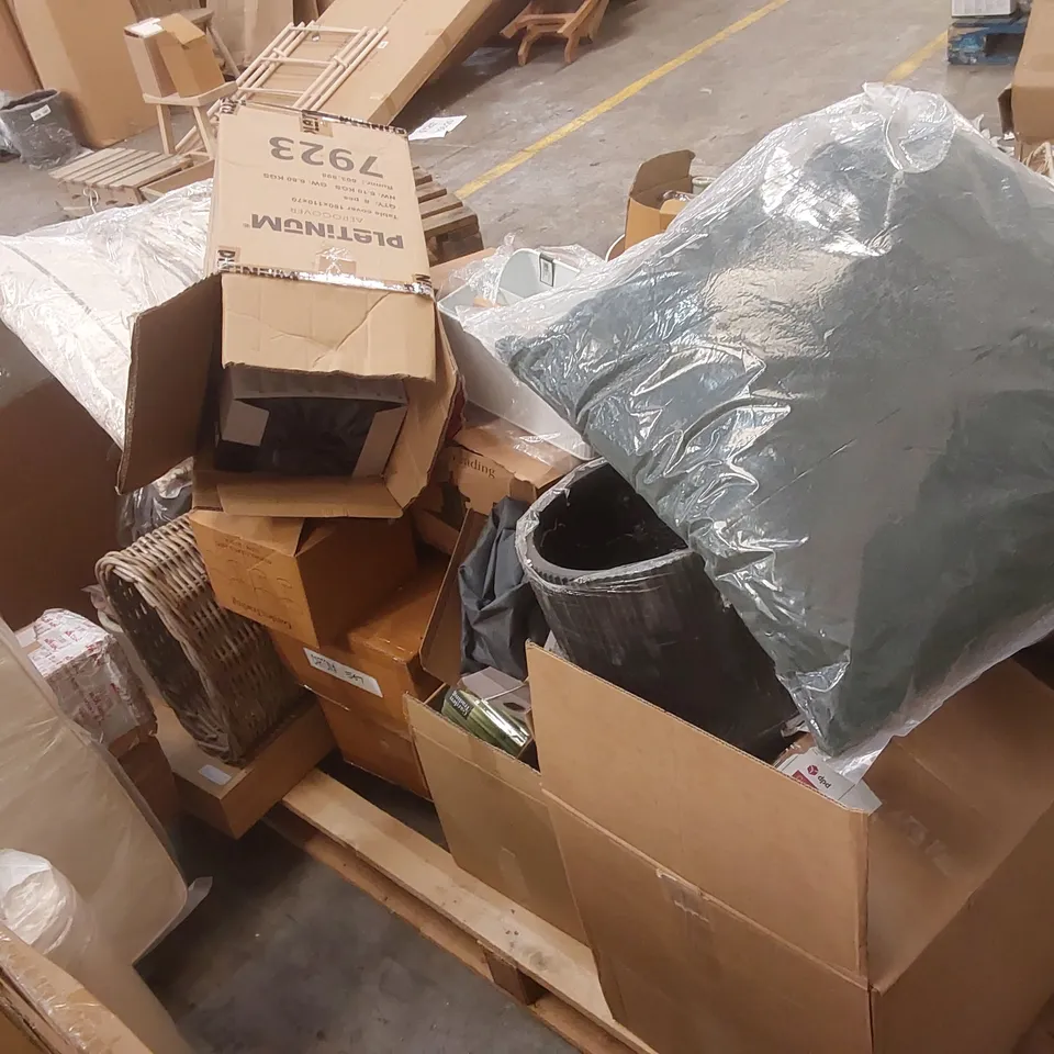 PALLET CONTAINING A VERY LARGE QUANTITY OF ASSORTED GARDEN/HOME FURNITURE AND DECORATION PARTS