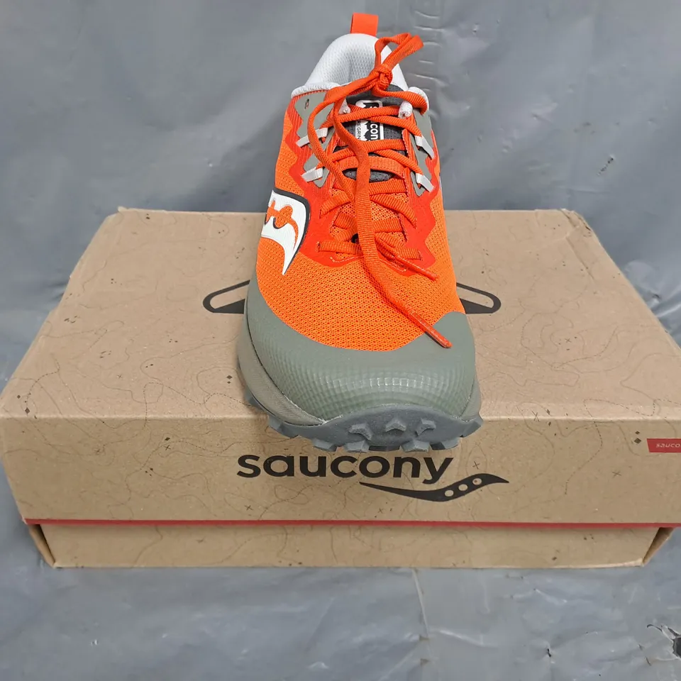 BOXED PAIR OF SAUCONY PEREGRINE 14 SHOES IN GREY/ORANGE SIZE UK 8.5
