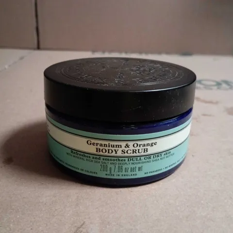 NEAL'S YARD REMEDIES GERANIUM & ORANGE BODY SCRUB – 200 G (MADE IN ENGLAND)