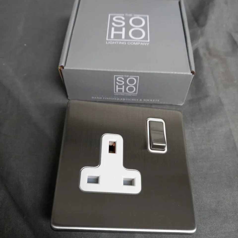 BOXED SOHO LIGHTING BRUSHED CHROME 1 GANG DP SOCKET WHITE INS 13A SCREWLESS