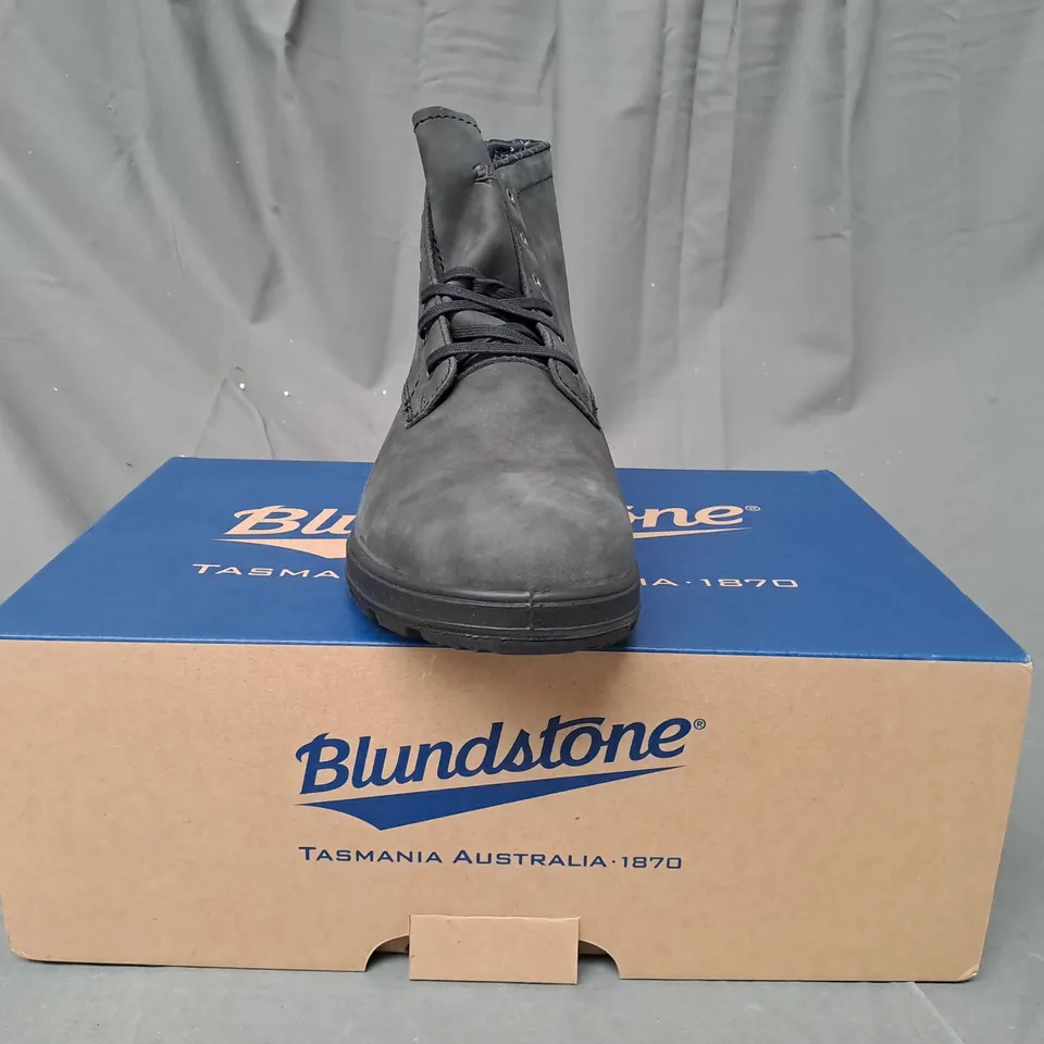 BOXED PAIR OF BLUNDSTONE LACE-UP LEATHER BOOTS IN RUSTIC BLACK UK SIZE 6