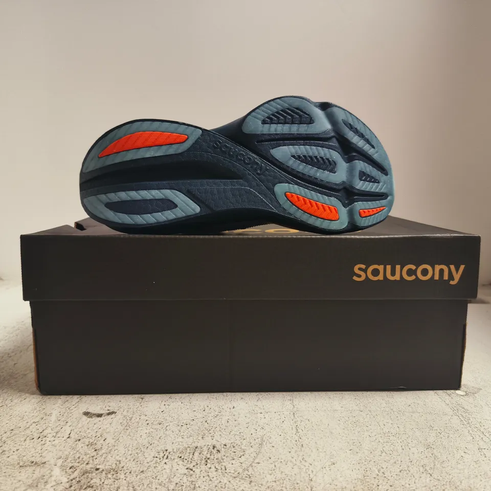 BOXED PAIR OF SAUCONY ENDORPHIN AZURA TRAINERS IN WHITE/NAVY SIZE UK 5.5