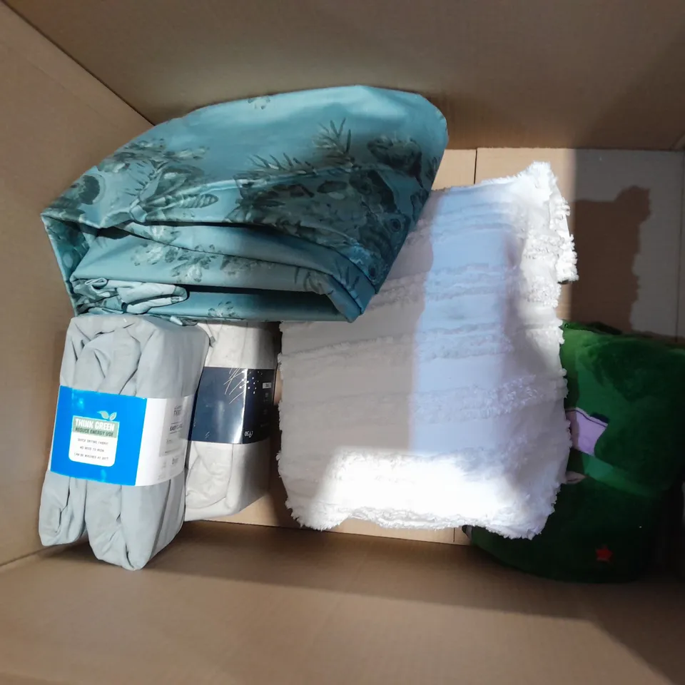 BOX OF APPROXIMATELY 10 ASSORTED BEDDING AND SOFT FURNISHING ITEMS TO INCLUDE - THROW PILLOWS - DUVET SETS - PILLOWCASES ETC. 
