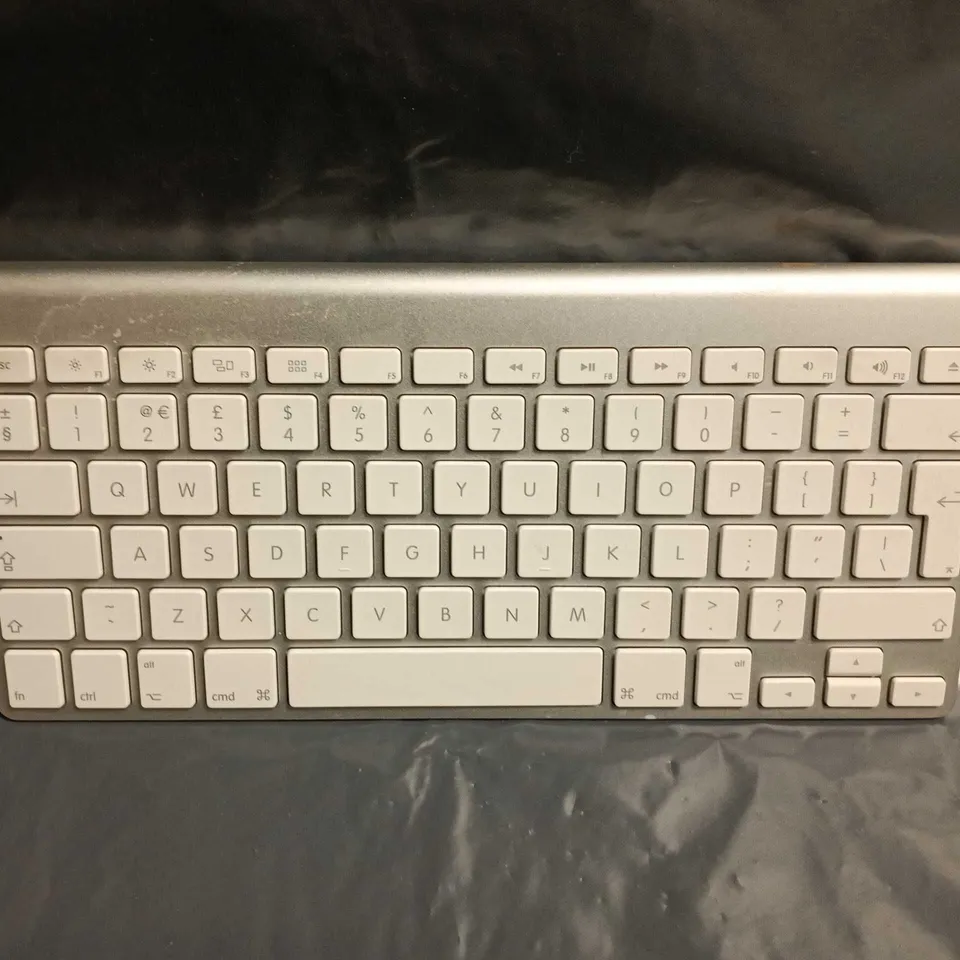 UNBOXED APPLE MACBOOK LAPTOP IN SILVER - A1314