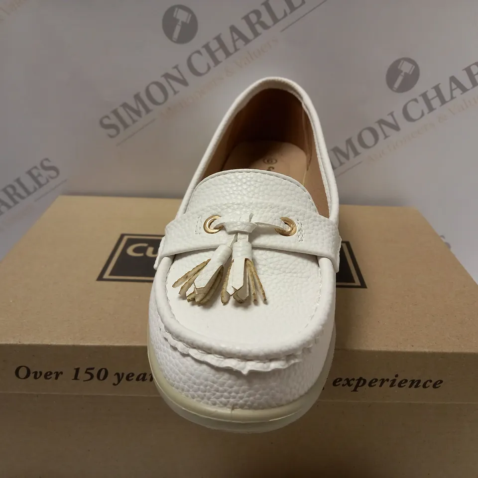 BOXED CUSHION WALK TASSLE LOAFERS, WHITE - SIZE 6