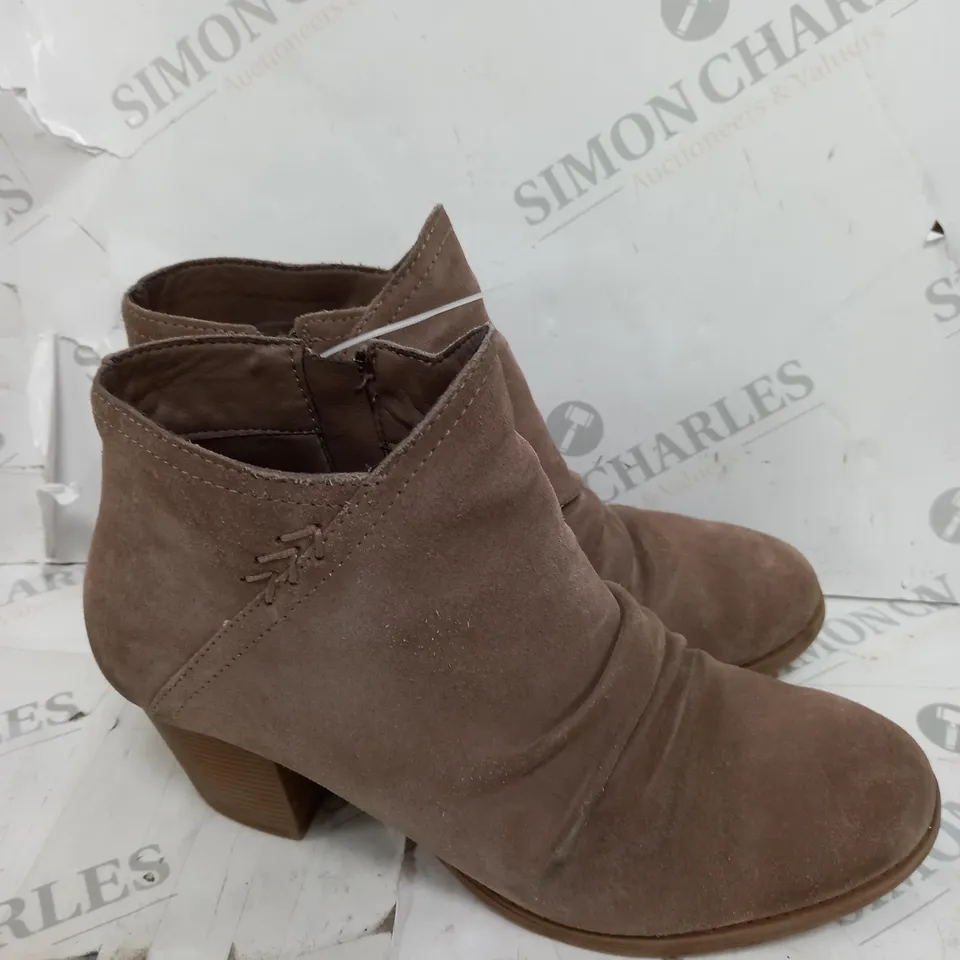 SKETCHERS MEMORY FOAM BOOTS IN BROWN - SIZE 6