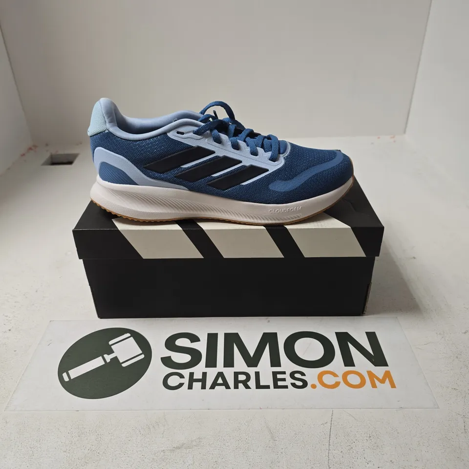 BOXED PAIR OF ADIDAS RUN FALCON 5 JUNIOR TRAINERS IN BLUE - UK 6.5