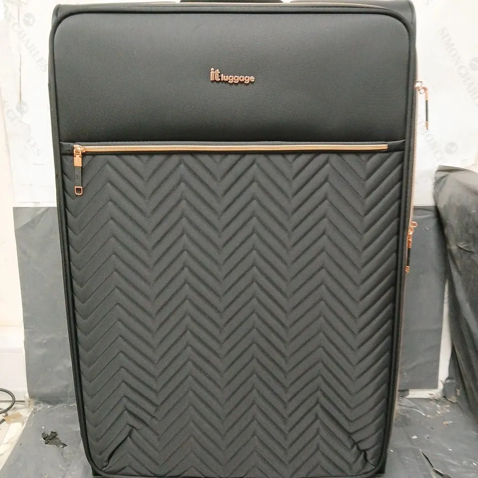 IT LUGGAGE BEWITCHING BLACK LARGE SUITCASE - COLLECTION ONLY 