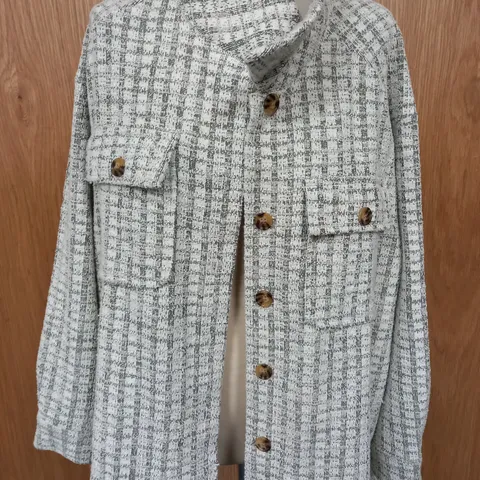 APPROXIMATELY 10 ASSORTED CLOTHING ITEMS IN VARIOUS SIZES TO INCLUDE SHIRTS, DRESSES, TROUSERS ETC.