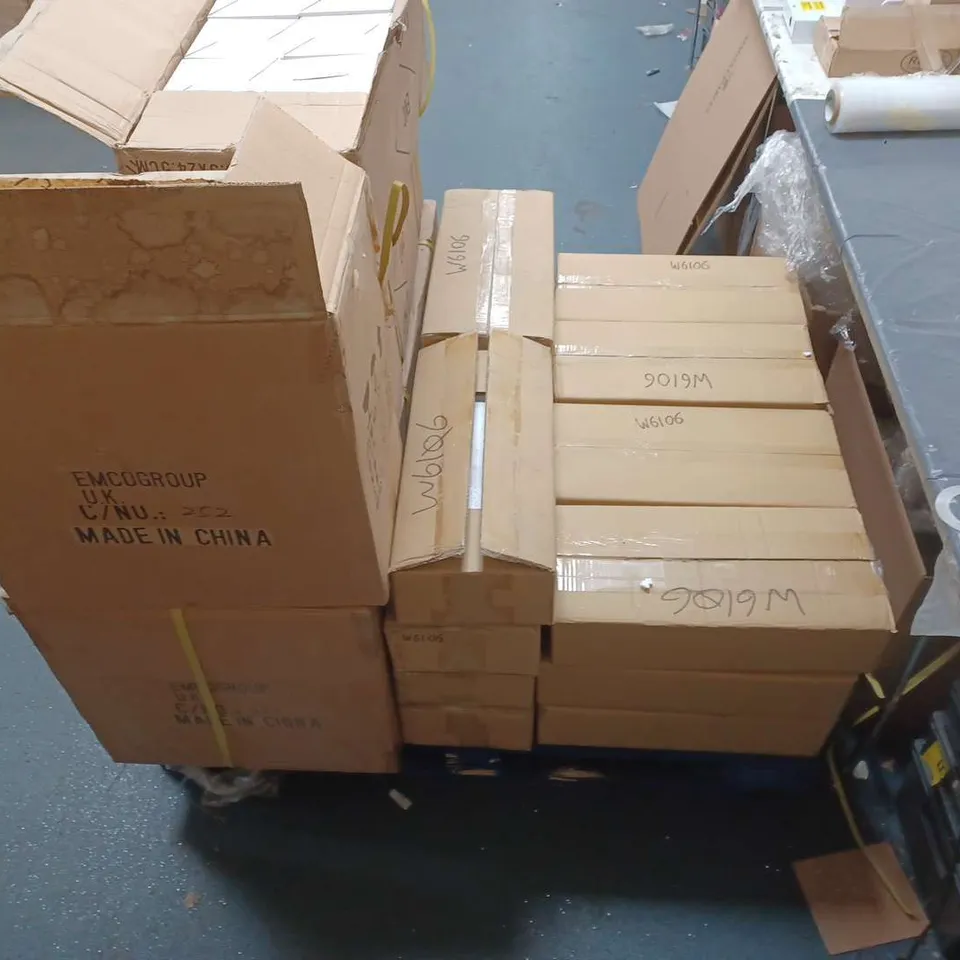 PALLET CONTAINING 12 ROSENLITE DOWNLIGHTS IN SILVER AND FROSTED GLASS, 80 EMCOLITE GREY FLUSH MOUNTS CDMT73, APPROXIMATELY 20 WALL MOUNTED GLASS FRONT WALL LIGHTS