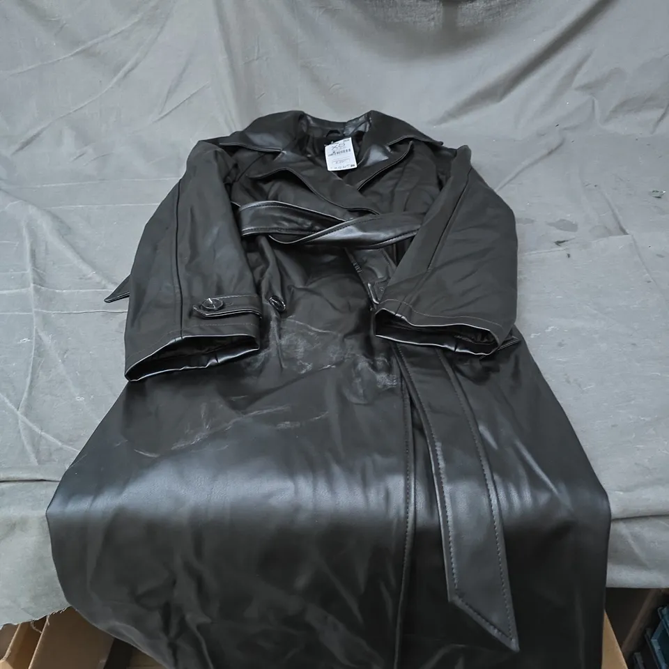 STRADIVARIUS BLACK LEATHER-LOOK BELTED COAT – XS (UK XS)
