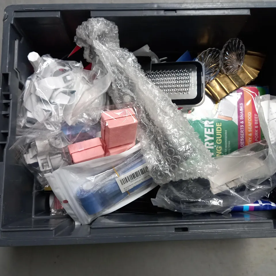 APPROXIMATELY 20 ASSORTED HOUSEHOLD ITEMS TOO INCLUDE SILICONE , JEWELRY BOXES , AIR FRESHENER 