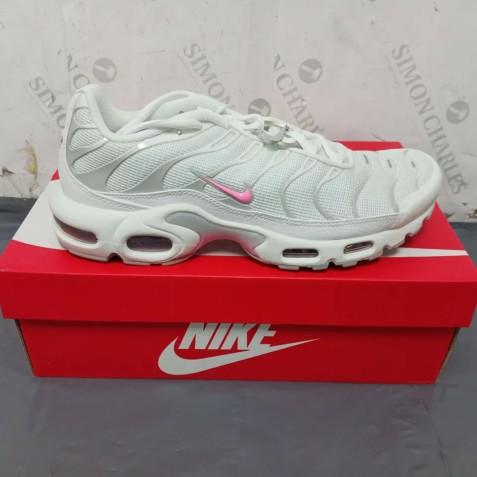 BOXED PAIR OF WOMENS NIKE AIR MAX PLUS TRAINERS SIZE 8