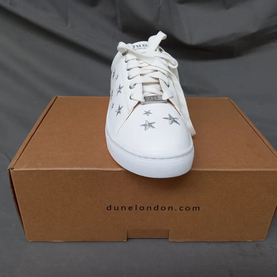 BOXED PAIR OF DUNE LONDON STAR EMBROIDERED TRAINERS IN WHITE SIZE 4
