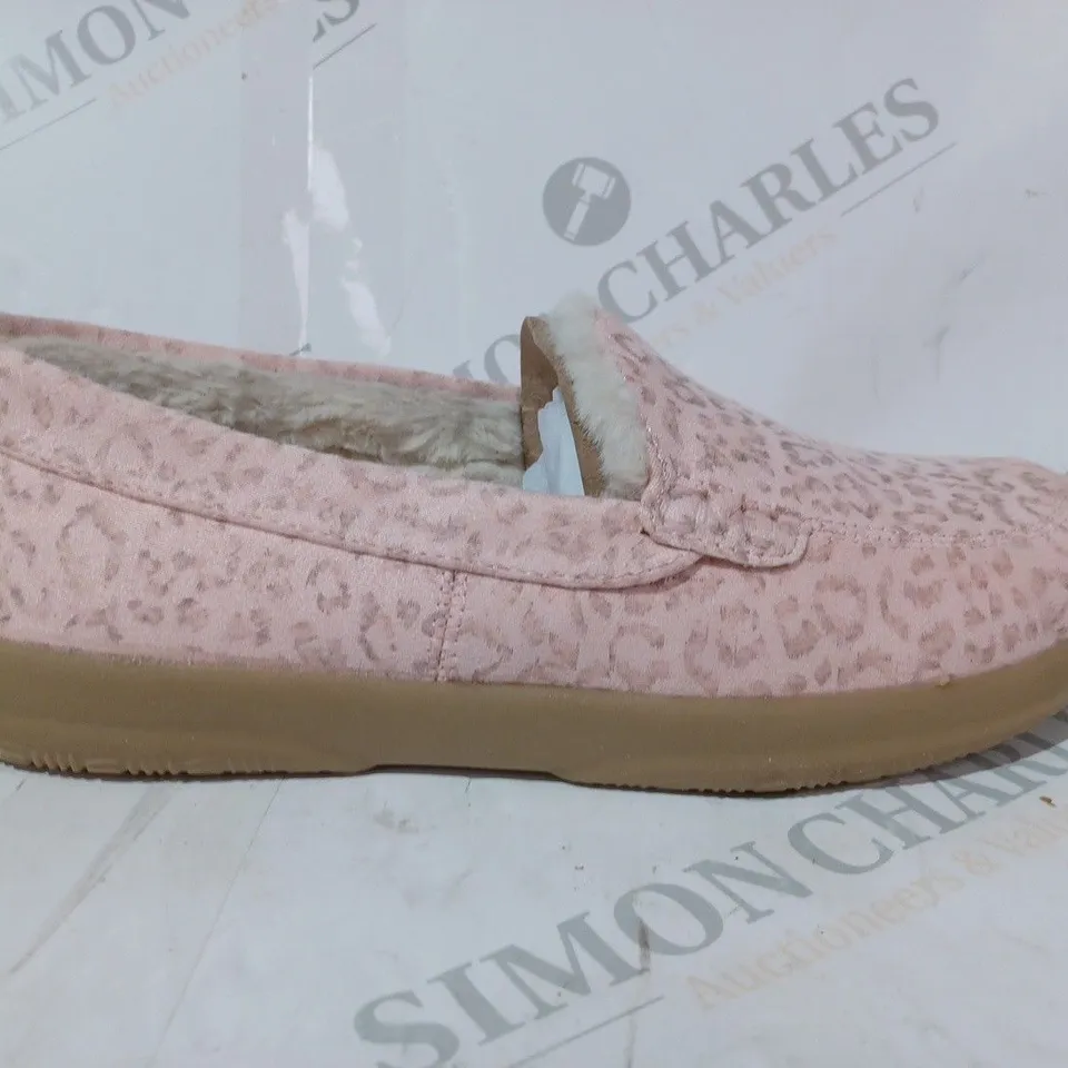 BOXED PAIR OF VIONIC SLIPPERS IN PINK SIZE 5