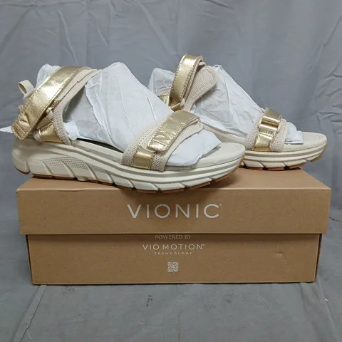 BOXED PAIR OF VIONIC WALK MAX SANDALS IN PARCHMENT GOLD SIZE 5