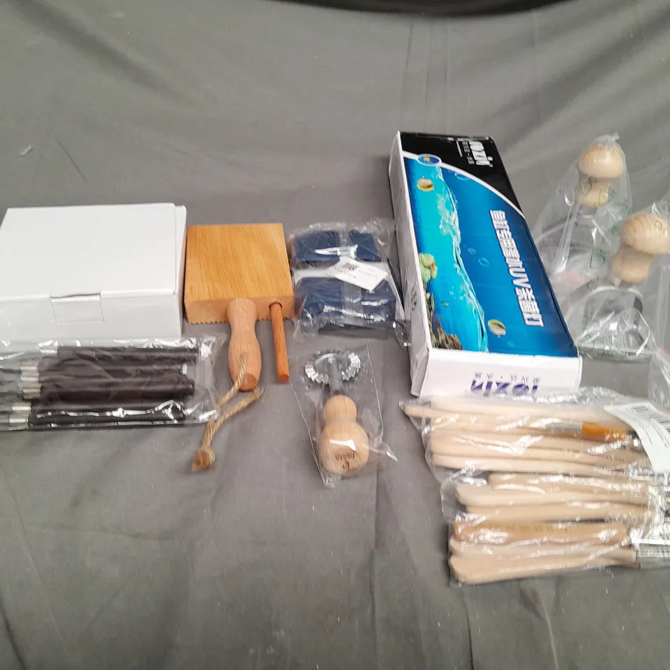 BOX OF ASSORTED HOUSEHOLD ITEMS TO INCLUDE BRUSHES, KITCHEN EQUITMENT 