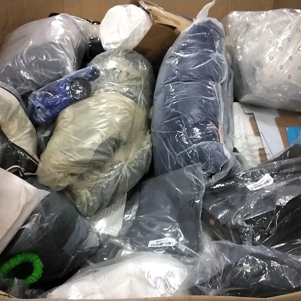 PALLET OF ASSORTED ITEMS INCLUDING FIXKIT EXPANDABLE HOSE, SUFUHOM MEMORY FOAM PILLOW, 75FT HOSE, MARNUR MEMORY FOAM CONTOUR PILLOW, MISIKI MEMORY FOAM PILLOW, FOWONG NECK PILLOW